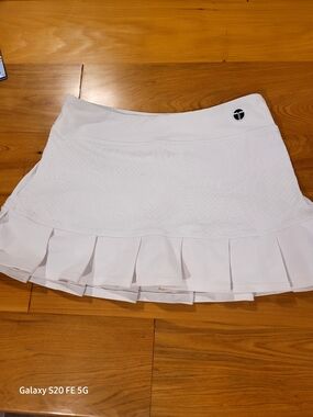 Trina Turk White Pleated Athletic Skort with Subtle Pattern